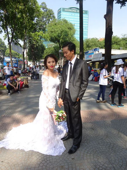 Auch diese beiden erleben hier wohl einen Ihrer schönsten Tage im Leben direkt vor dem Hauptpostamt