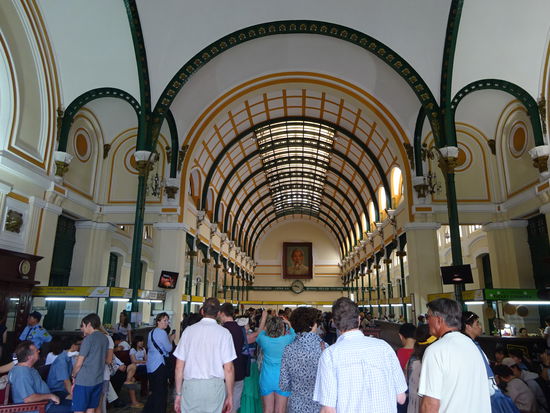 Dichtes Gedrängel im Hauptpostamt