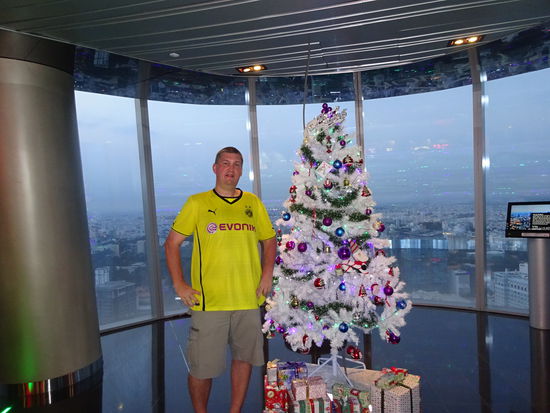 Ich neben einen geschmückten Weihnachtsbaum im Saigon Skydeck in der 49. Etage dazu gab es aus den Lautsprechern noch Jingle Bells , White Cristmas oder auch  Mary’s Boy Child von Boney M  so das eingentlich nur noch der Dresdner Criststollen fehlte und Weihnachten währe perfekt !! 