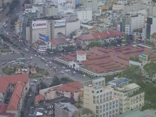 Blick vom  Saigon Skydeck  auf den Ben Thanh Markt mit seinem Uhrenturm