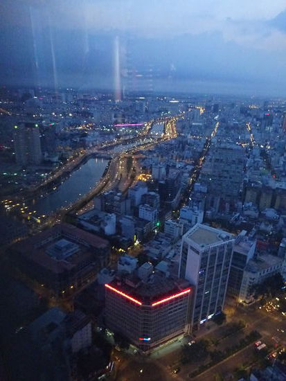 Langsam wird es dunkel und mit der Weihnachtsmusik im Hintergrund und den beleuchteten Straßen kommt schon eine ganz besinnliche Stimmung auf auch wenn ich mich hier in Südostasien befinde und es draußen 30 Grad sind.