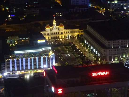 Das alte Rathaus in Saigon am Abend