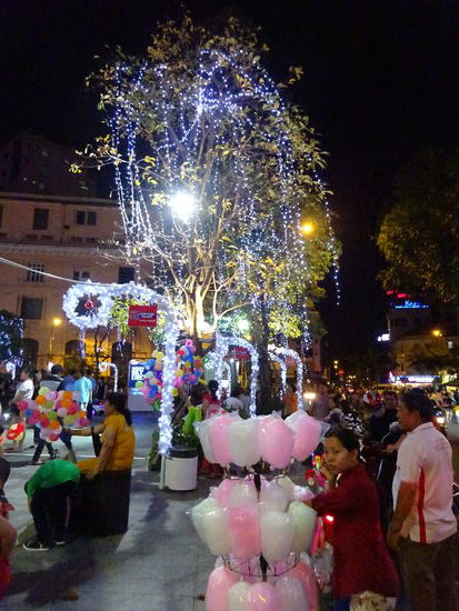 Wieder unten angekommen erwarteten mich überall bunte Stände