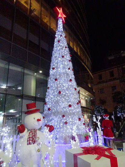 Ja es weihnachtet sehr und nirgendwo auf der Reise habe ich es so intensiv gespürt wie in Saigon. Man fühlte sich fast wie in Paris.