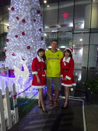 Ich mit 2 Weihnachtsengeln in Saigon