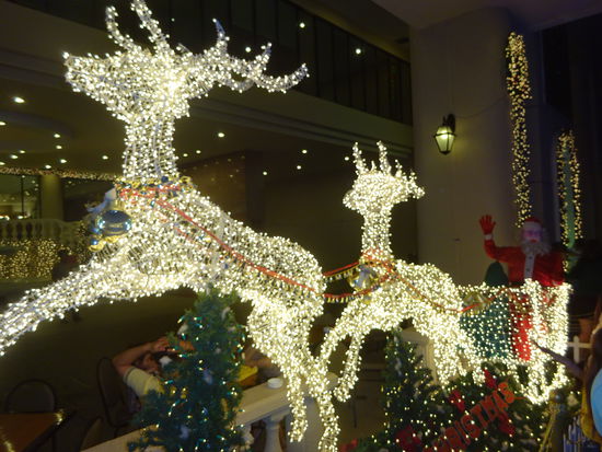 Fast jedes größere Hotel war festlich geschmückt wie hier