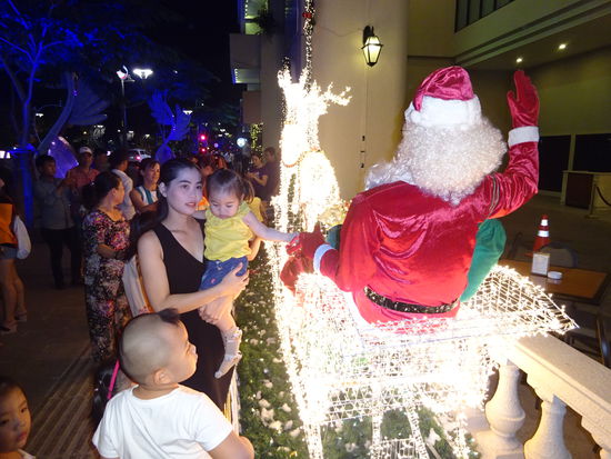 Auch die kleinsten sind begeistert vom Weihnachtsmann mit seiner leuchtenen Kutsche