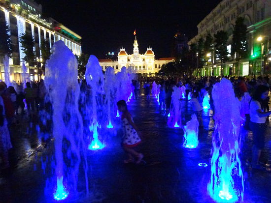 Saigon am Abend mit altem Rathaus im Hintergrund