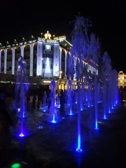 Saigon am Abend mit dem berühmten Rex Hotel im Hintergrund und auch dort liegen die Übernachtungspreise ab 100 Euro aufwärts