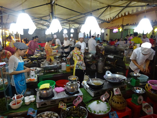 Garküchen am Abend in Saigon