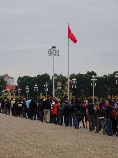 Besucherschlange vor dem Mausoleum