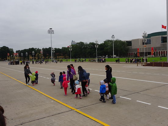 Auch die kleinsten wollen bzw. müssen sich Onkel Ho anschauen 