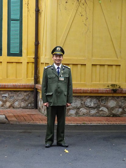 Ein netter Polizist auf dem Gelände des Mausoleums