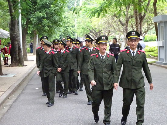 Auch ganze Einheiten von Soldaten erweisen mehr oder weniger freiwillig Onkel Ho die Ehre oder sind sie einfach nur froh mal aus der Kasserne zu kommen 