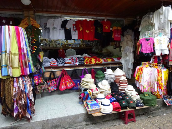 Selbst auf dem Gelände des Mausoleums hat der Kommerz Einzug gehalten denn auch hier überall T Shirts und Kopfbedeckungen im Angebot