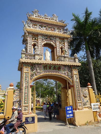 Besuch der Vinh Trang Pagode im Mekong Delta