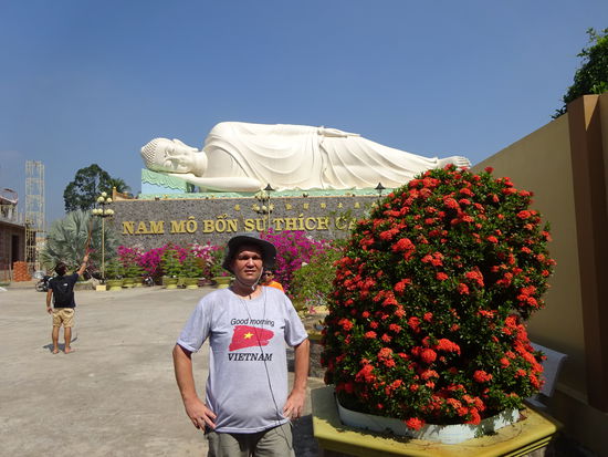 Ein stehender und ein liegender Buddha