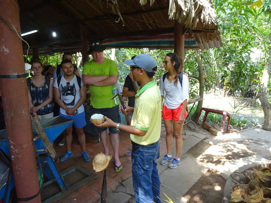 Hier gab es leckere Bonbons aus Kokusnuss die vor unseren Augen teilweise ganz frisch hergestellt wurden . Die junge Dame mit der roten Hose hieß übrigens Viviana stammt aus Kolumbien in der Nähe von Bogota und reist  u.a. auch als Au Pair durch die Welt. Sie lebte auch ein halbes Jahr in München wo sie relativ gut Deutsch gelernt hat was sie gerne so oft wie möglich ausprobiert und deshalb freute sie sich als ich Ihr erzählte das ich aus Berlin komme da sie gleich wieder ihre Deutschkenntnisse testen konnte. 