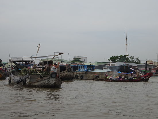Schwimmender Markt von Cai Rang wobei der ganz große Trubel schon wieder vorbei ist denn dazu hätte ich schon um 5 Uhr aufstehen müssen
