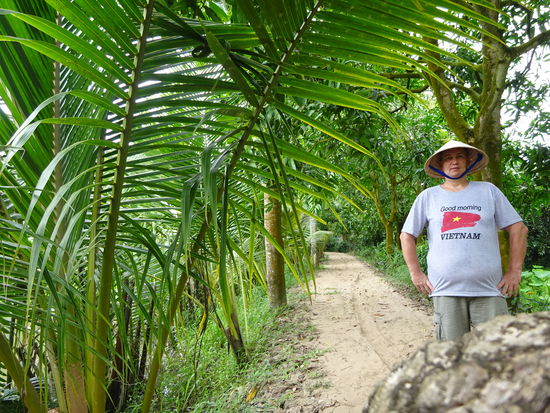 Ich beim Sparziergang durch die Landschaft des Mekong Deltas