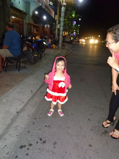 Kleine Maus im Weihnachtsmäntelchen am Abend in Can Tho