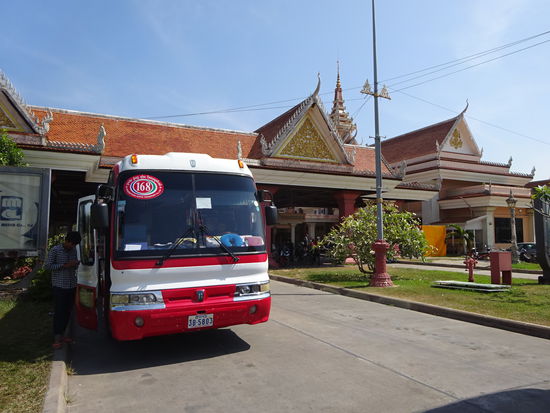 Mein Bus wartet hier am Grenzübergang nach Kambodscha