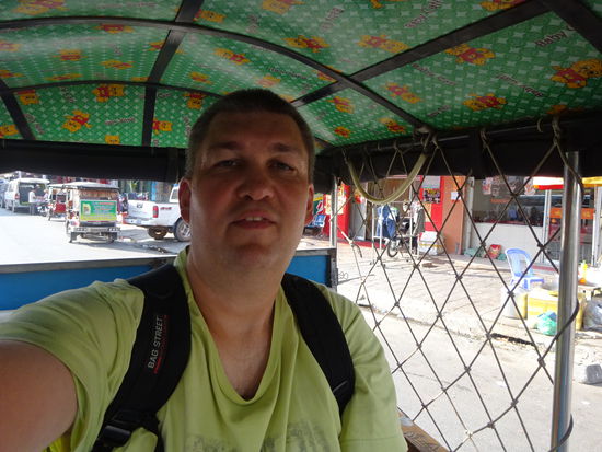 Fahrt mit dem Tuk Tuk zum Hotel in Phnom Penh für 2 USD . Kambodscha hat auch eine eigene Währung die aber nicht so viel Wert und auch nicht so beliebt ist weshalb man überall fast nur mit USD zahlt. Auch die Geldautomaten spucken fast nur USD aus. Lediglich kleinere Beträge erhält man beim bezahlen in Restaurants oder auf Märkten in kambodschanischer Währung zurück.