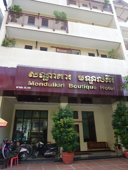 Eigentlich hätte ich vom Busbahnhof auch die 800 m zum Hotel laufen können aber mit meinen Koffer war ein Tuk Tuk schon besser. Preis pro Nacht inkls. Frühstück 24 Euro