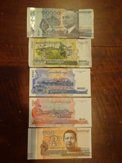 Die Währung im Lande ist der kambodschanische Riel der aber nur im lokalen Handel eingesetzt wird. Hauptzahlungsmittel besonders im Tourismusbereich ist der USD