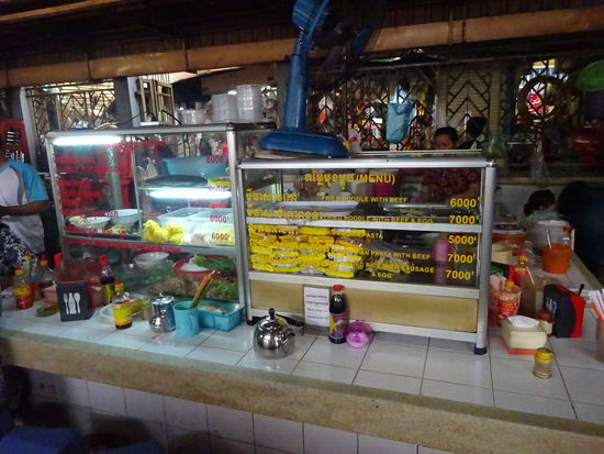 Im Stadtzentrum in der Nähe des Busbahnhofs steht die große Markthalle wo es auch allerlei leckeres zu essen gab