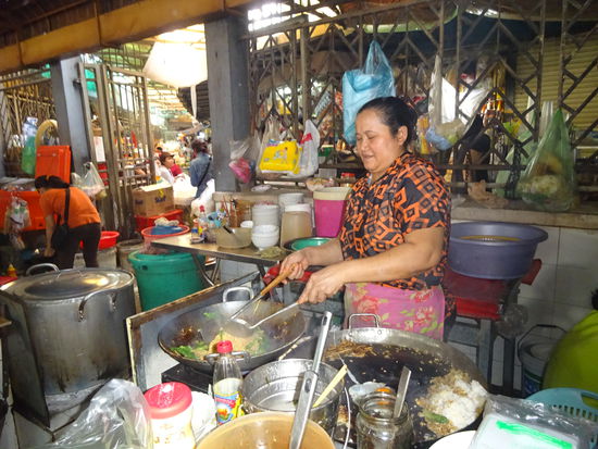 Sie bereitet gerade mein Mittagessen zu