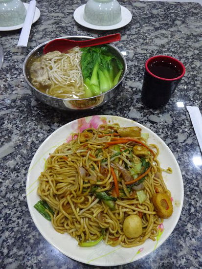 Oben Nudelsuppe mit Rindfleisch für 2 USD und unten Nudeln mit Seafood für 2 USD