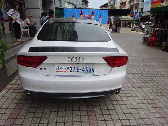 Solche Autos können sich auch im armen Kambodscha nur die obersten 10000 leisten.