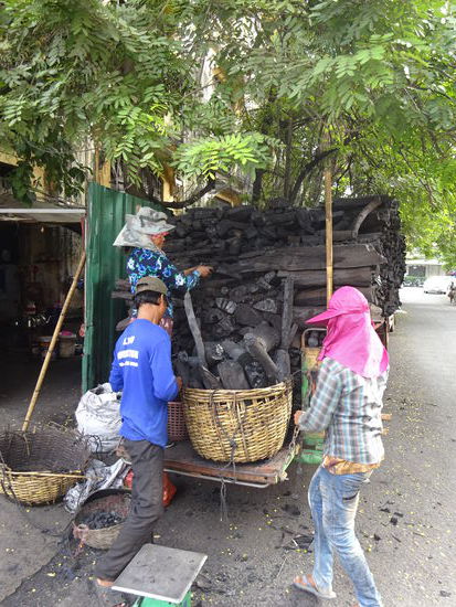 Hier wird Holzkohle transportiert