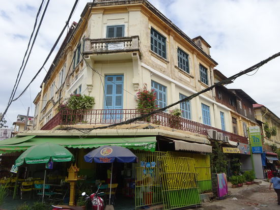 Unterwegs in Phnom Penh mit ihren Häusern aus der französischen Kolonialzeit