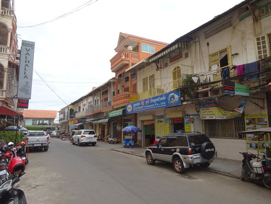 Unterwegs in Phnom Penh mit ihren Häusern aus der französischen Kolonialzeit
