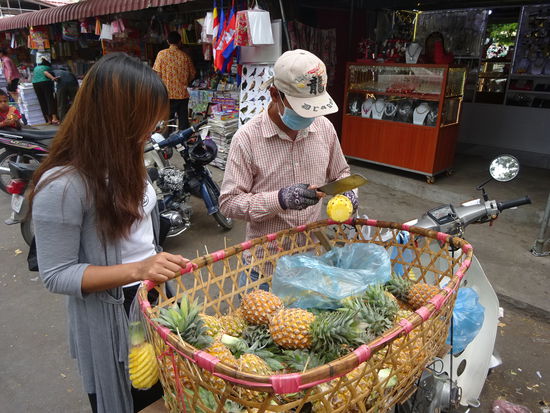 Er bereitet gerade eine frische Ananas zu