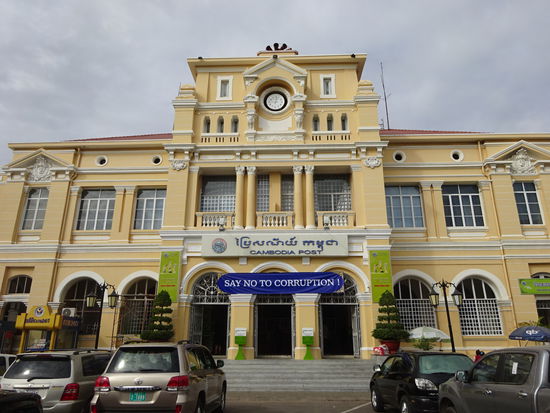 Auch das Hauptpostamt in Phnom Penh stammt noch aus der französischen Kolonialzeit