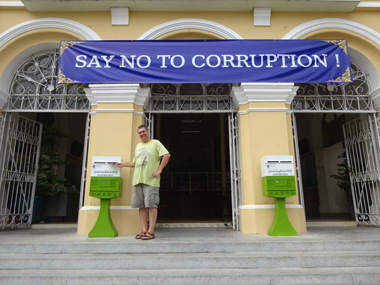 Dort steckte ich meine Postkarten in den Briefkasten