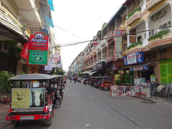 Unterwegs in Phnom Penh mit ihren Häusern aus der französischen Kolonialzeit