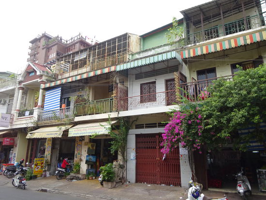 Unterwegs in Phnom Penh mit ihren Häusern aus der französischen Kolonialzeit