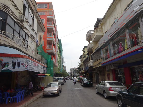 Unterwegs in Phnom Penh mit ihren Häusern aus der französischen Kolonialzeit