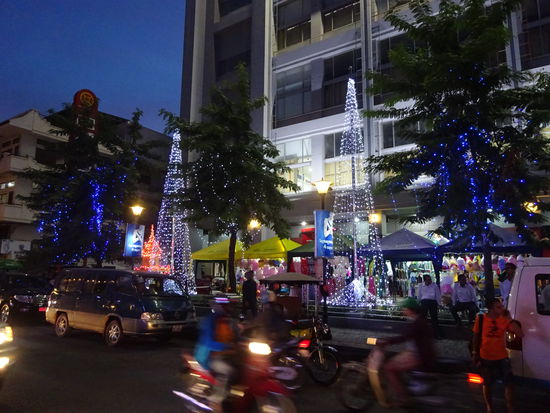 Auch hier vor dem Kaufhaus in Phnom Penh leuchten die Weihnachtsbäume aber so eine Weihnachtsstimmung wie in Saigon habe ich hier nicht verspürt.