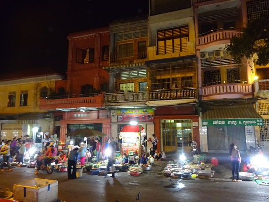 Gleich um die Ecke beginnt der Nachtmarkt von Phnom Penh