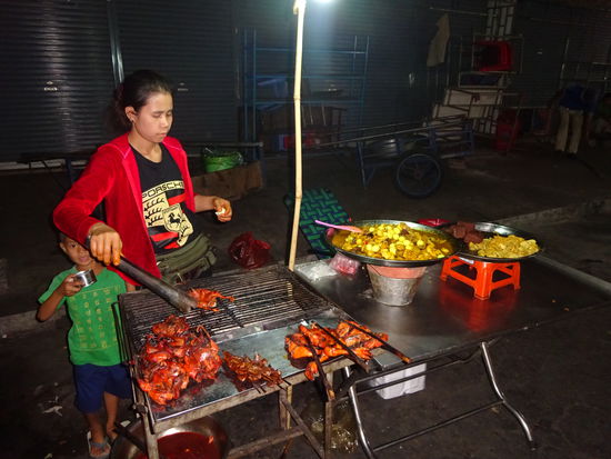 Auch auf dem Nachtmarkt von Phnom Penh gibt es leckeres zu essen