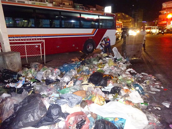 Auch in Phnom Penh kommt einges an Müll zusammen was entsorgt werden muß