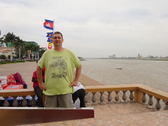Ich am Ufer des Tonle Sap in Phnom Penh gegenüber vom Königspalast