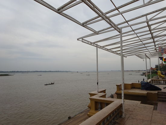 Am Ufer des Tonle Sap in Phnom Penh gegenüber vom Königspalast