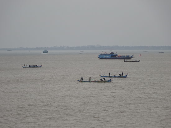 Am Ufer des Tonle Sap in Phnom Penh gegenüber vom Königspalast