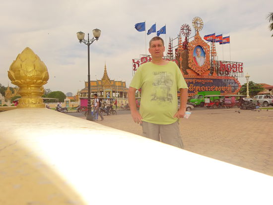 Ich mit Königspalast im Hintergrund